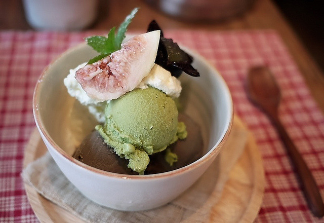 Ice Cream Assortment by Long Sleeper on Flickr.
Via Flickr:
Matcha, hojicha, and vanilla ice cream topped with a fig.
Ocharaka / おちゃらか
Kichijoji, Tokyo