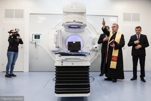 Polish priest blessing a new radiotherapy accelerator. Lublin, 2018 Source: lublin.wyborcza.