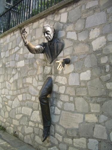 Le Passe-Muraille (“The Man Who Walks Through Walls”, a sculpture in the Montmartre