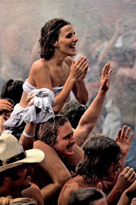 shatteredlanguage:  the-point-of-sanity: Woodstock, 1969  This entire photo set is