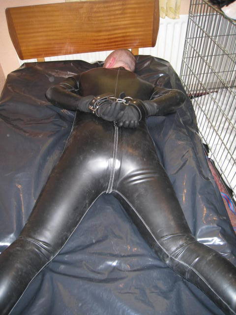 northernleather:  An anonymous slave from 2010 posted at his request  ein geiler Gummisklave fü