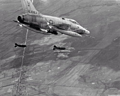 m4a1-shermayne:  A U.S. Air Force F-100 ‘Super Sabre is pictured here as it drops two 500 pound gene