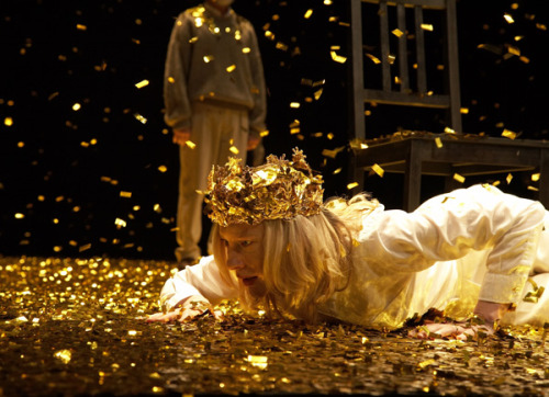 shredsandpatches:  scenicdesign:  “The War of the Roses” Alice Babidge  Starring Cate Blanchett as Richard II :D 