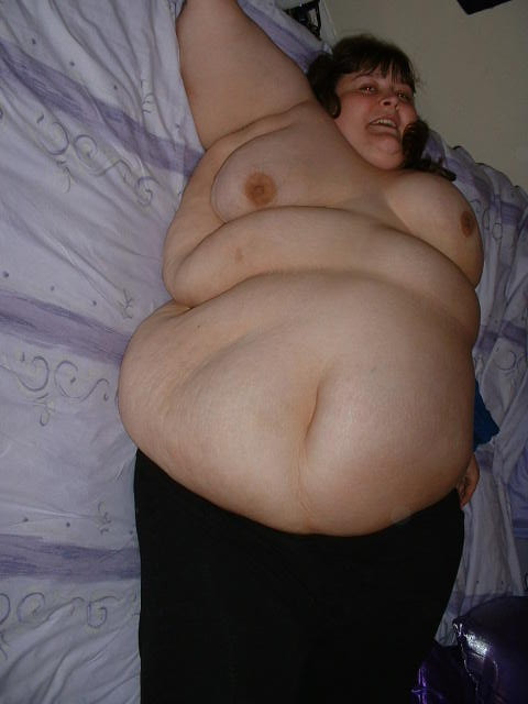 bbwbellyhang:  look at the size of that belly button!