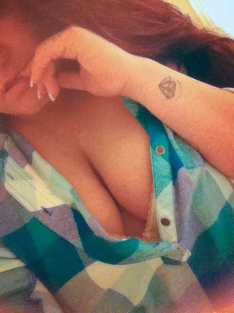 lotzoflust:  Hehe sneaky bitch 😏😉😈