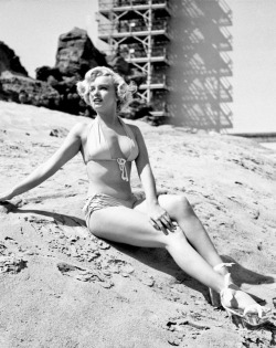 summers-in-hollywood: Marilyn Monroe, 1952