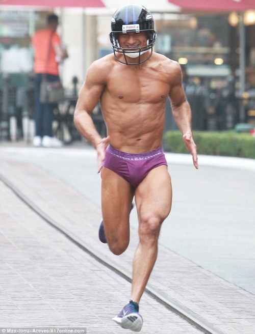 yukidelicioso:  OMG! Mario Lopez shows off his chiselled physique as he goes streaking in Los Angeles after losing Super Bowl bet.Read more: 