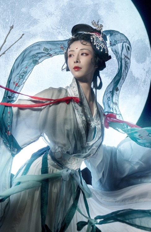 ziseviolet:Hanfu photoset via coser小梦, Part 8/?According to Chinese legend, the white Jade Rabbit (玉