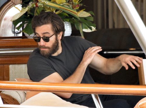 rabbbbsberryy:catinued:gyllenhaaldaily:Jake Gyllenhaal having lunch on a boat on May 22, 2017 in Can