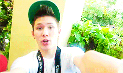 magcons:   iconsmagcon:  cam-dallas:  the boys passing jc’s camera around while