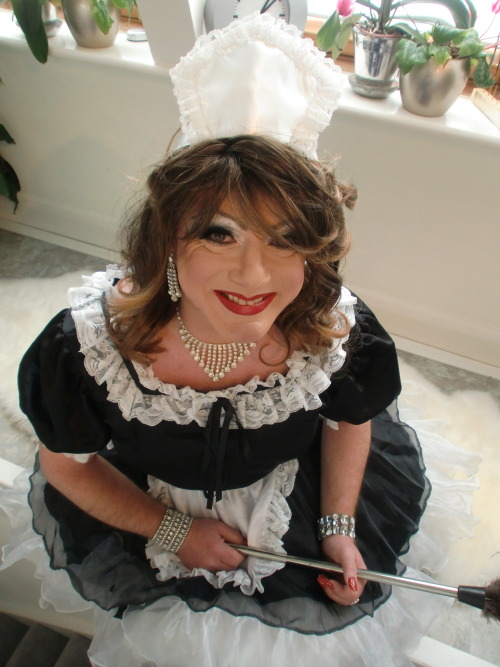 sissymaidsylvie:silkysindy:doing a maid’s chores..and taking it easyand happy to be doing it foo