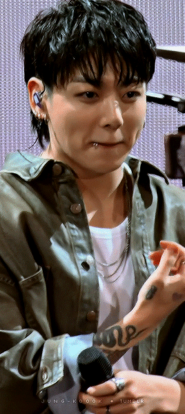 Jungkook's Reaction To Armys' Screams ♡ (cr. Soowoozoooo)