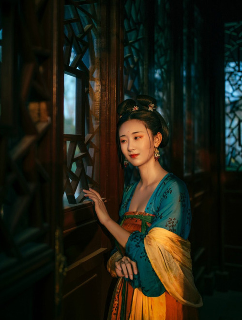 Traditional Chinese hanfu by 山涧服饰
