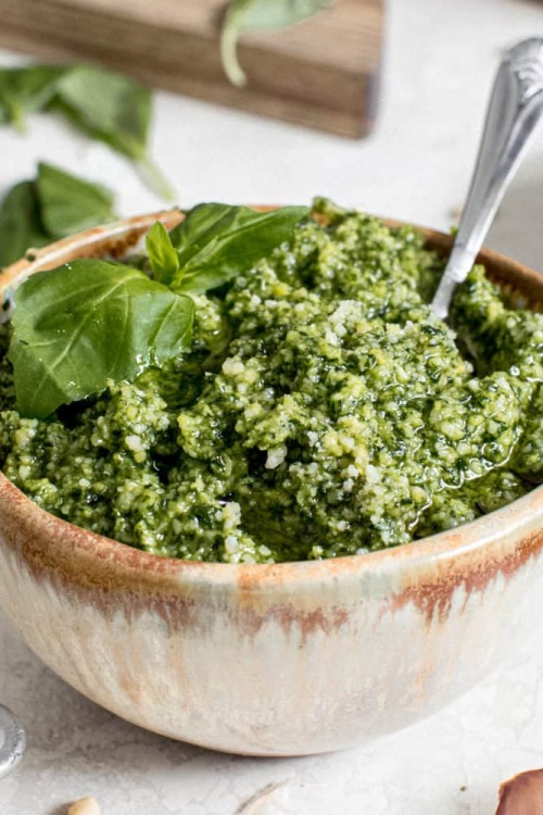 ogtumble:foodffs:HOW TO MAKE THE BEST BASIL PESTO SAUCEFollow for recipesIs this how you roll? This 