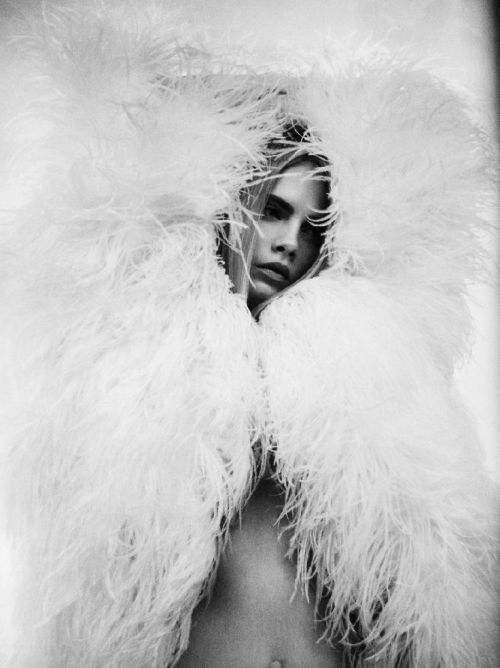 ohmylovelondon:  #caradelevigne #white #feathers