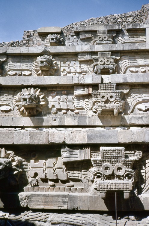 eopederson:Detalle de decoraciones en una pirámide, Teotihuacan, México, 1990.