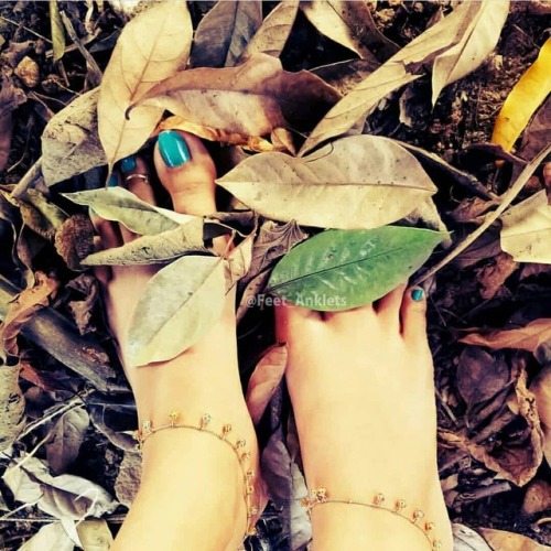 Awesome click ❤❤❤ #feet #anklets #toering #ring #nailpolish #nailart #greentoes #greennails #green #