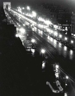 adanvc:  Champs Élysèes, 1930s Brassaï