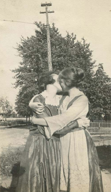deadsexdoll:  vintagegal:  Affectionate Ladies c. 1900s-1980s  NOthing wrong with ladies who love ladies xoxoxoxoxox it makes em sad that some people actually have to hide their love :( that is a fucked up world for you xoxoxooxxooxxoox