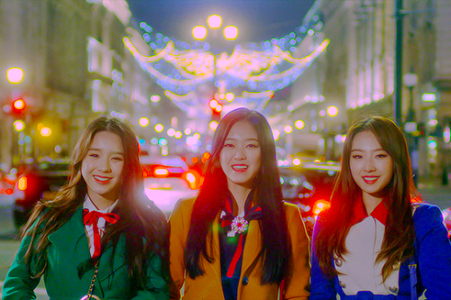 HeeJin, HyunJin and HaSeul in The Carol (2016)