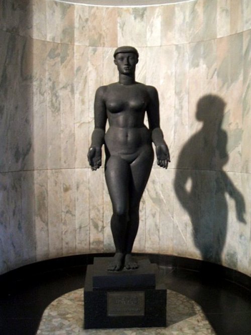 Victor Brecheret, Graça, bronze, in the Galeria Prestes Maia , São Paulo, Brasil.