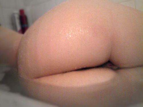 dancing-naked-inthe-rain:  it was rainy today so I had bathtime fun (: 