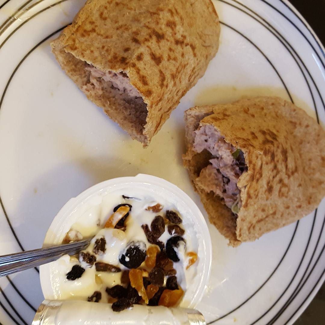 #healthyeating #healthysnacks tuna pitta pockets and natural yogurt with fruit and