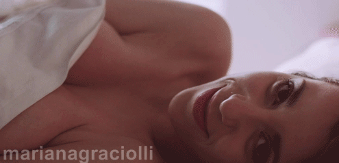 marianagraciolli:  Mari Graciolli acordando lindamente (GIF em HD).