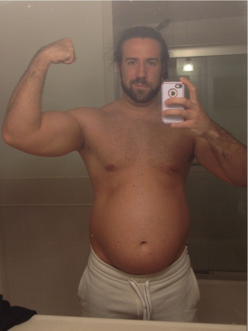 gainer-cub:  bigdudesarehot:  Tummy Tuesday!  