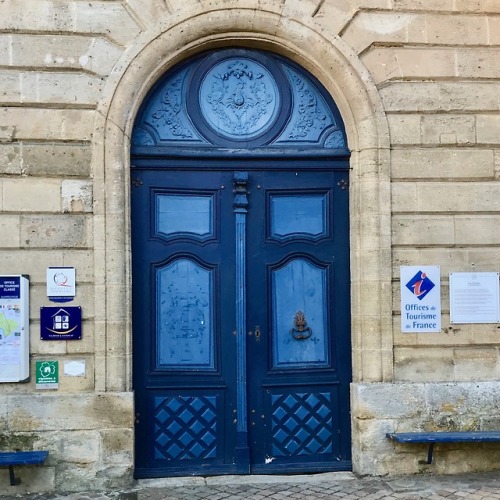 Porte fermée, hôtel de ville, Bourg, Gironde, 2017.