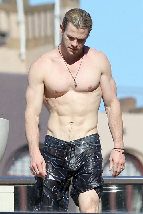 boytrappedinthcloset:  Chris Hemsworth truly is a God