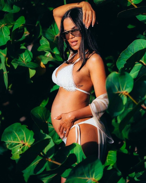 #Repost @nattinatasha. Sexy MaMa ..#preggoisgoddes www.instagram.com/p/CLrC1IAJkof/?igshid=1