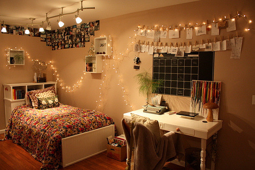 tw3rk0-bell:  m-0nsters1nc:  bac0nata:  cleaned my room today  awh looks so nice