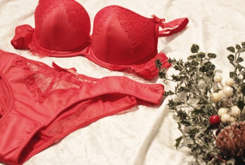 How To Buy Lingerie For Your Girlfriend Lingerie is a bold gift to give, but it can also be ext