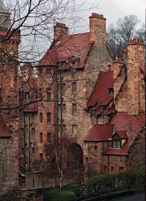 giancarlobonicatto:Medieval Architecture - Edinburgh, Scotland. Complex roof tops and stonework.