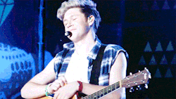 craicthatniall:  niall during don’t forget where you belong 