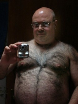 barebearx:  badnastybears:Tiny camera, large framed daddy  ~~PLEASE FOLLOW ME ** 😊😊😊🐼 ♂♂ OVER 50,500 FOLLOWERS   (Thank You)  ~~~~~~ http://barebearx.tumblr.com/ **for HAIRY men &amp; SEXY men** http://manpiss.tumblr.com/ **for MANPISS