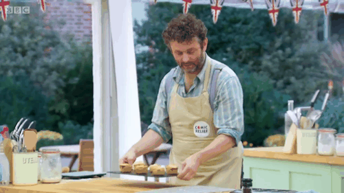 Celebrity Bake Off With Michael Sheen And His HANDS