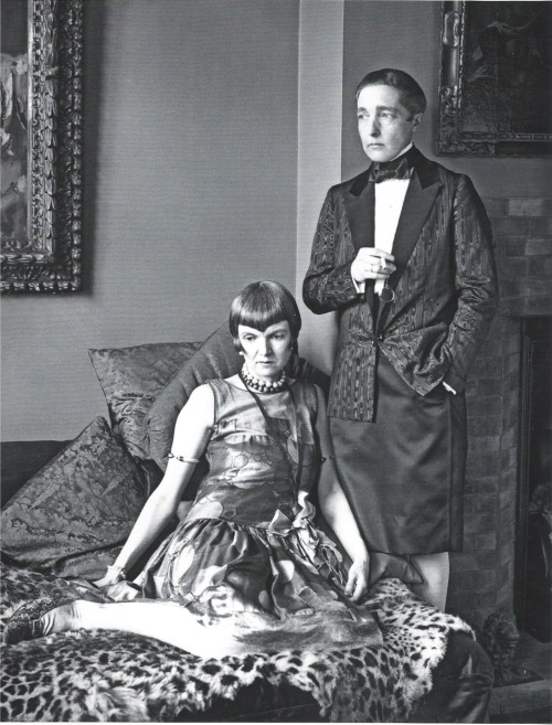 1920sxfashionxstyle: lesbianartandartists: Radclyffe Hall and Lady Una Troubridge, 1927 Her fringe!