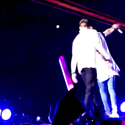 niams: Liam covering up the fact that he was about to smack Niall’s bum +  Lol Niall dances away like a pretty princess.