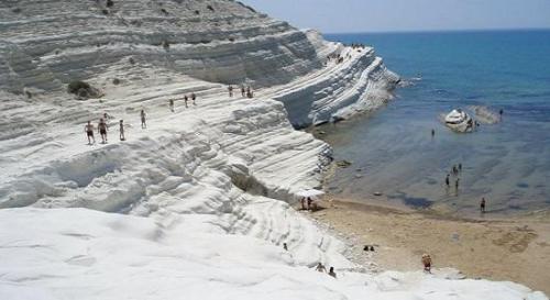 ferribotti:  Eraclea Minoa - AgrigentoLa percezione di un chiassoso silenzio.Se tu fossi un pittore mi capiresti perché quello che per gli altri è lo stare zitti sdraiati sulla sabbia, per noi che vediamo trame sottili a cui nessuno fa caso, diventa