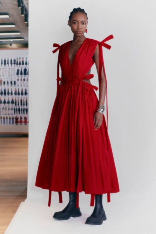 fashionablyiconic:Alexander McQueen - Pre-Fall 2021