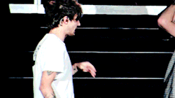 tommosloueh: When Louis finally paid attention to Zayn’s bandana on face thing, 11/03/15
