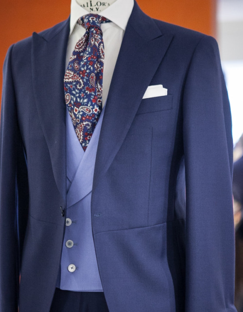 landerurquijo:A Paisley tie finishes a lot of outfits successfully..try it!!! /  Con una corbat