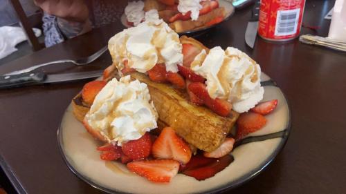 French Toast that my girlfriend made for us today. 100% delicious! Check this blog!