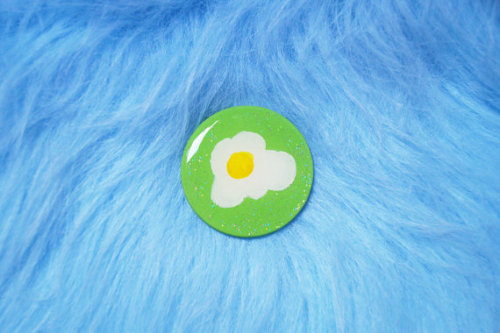 green FRIED EGG glitter circle brooches - cute & kitsch xosale! was £4 - now £2.50!