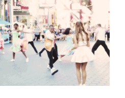 osnapitzaris:  ariana grande gets flash’d 