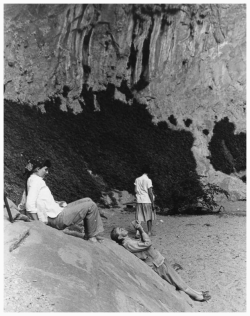 apeninacoquinete:   Todd Webb | Georgia O'Keeffe Sketching in Glen Canyon, 1961