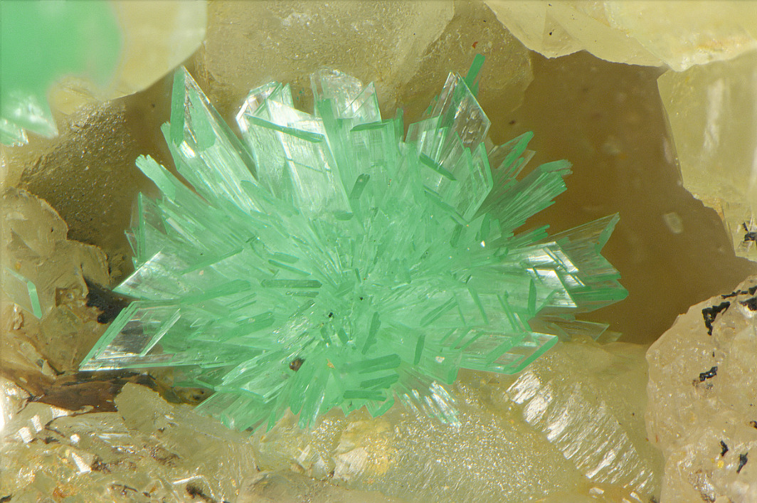 underthescopemineral:    Annabergite  Ni3(AsO4)2·8H2O     Locality:Lavrion (Laurion;