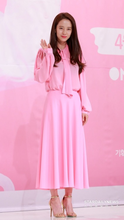 ONSTYLE Song Jihyo&rsquo;s Beauty View Press Conference. Pretty in piiiinnnk!